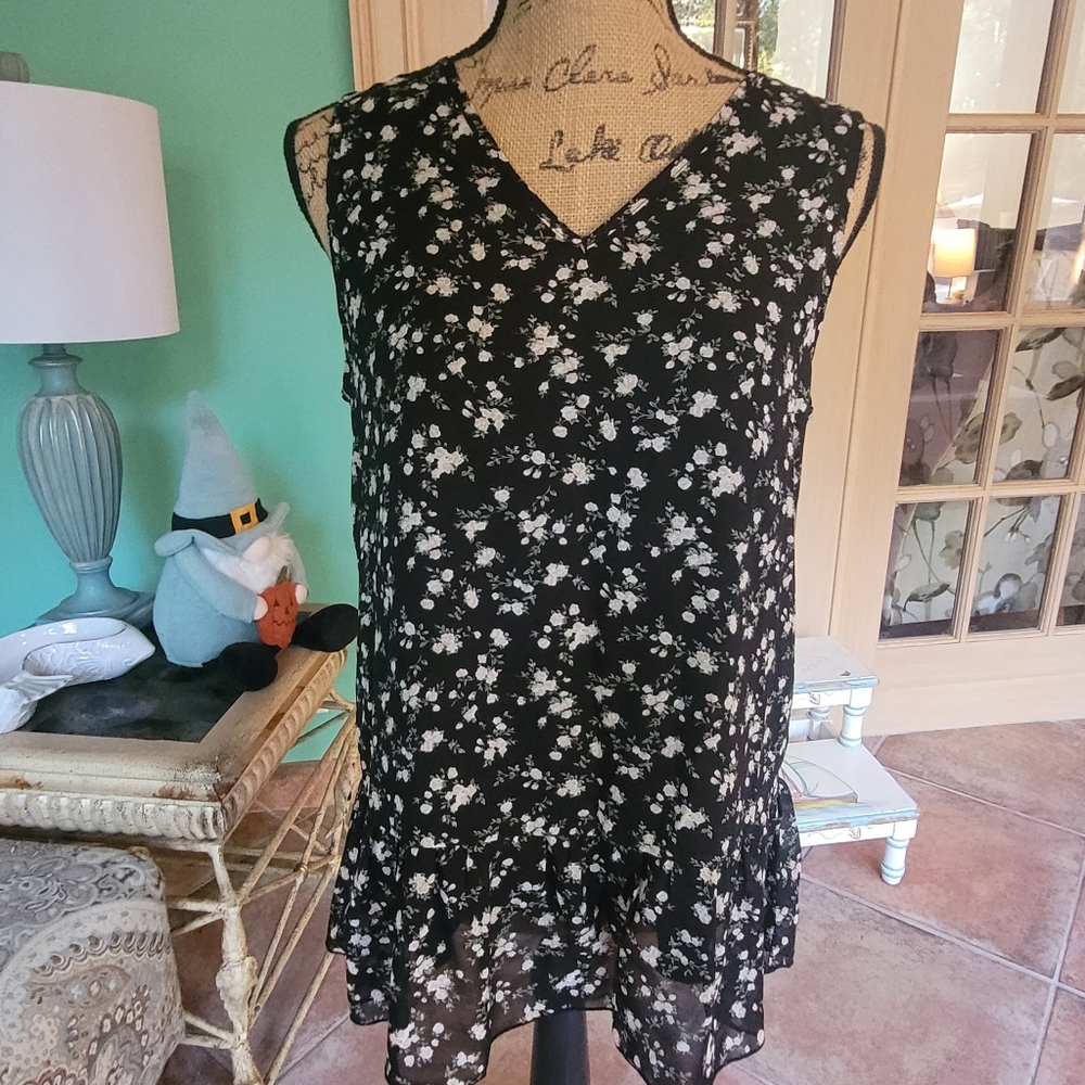 Floral Sleeveless V-Neck Blouse NWT Size Small
